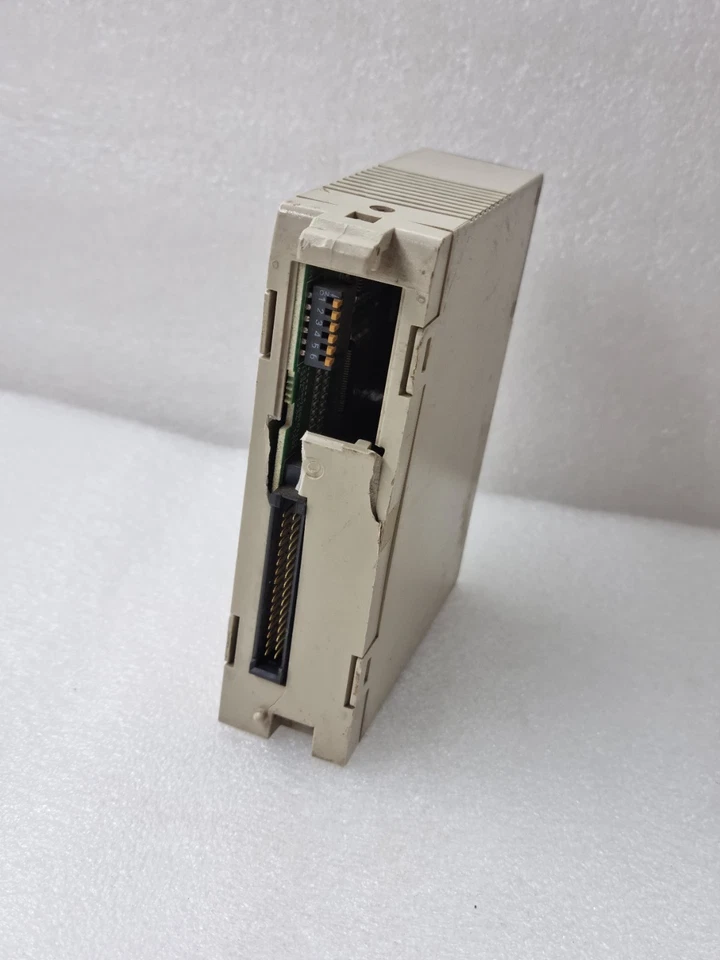 OMRON C200H-MD215 INPUT OUTPUT UNIT 24VDC C200HMD215